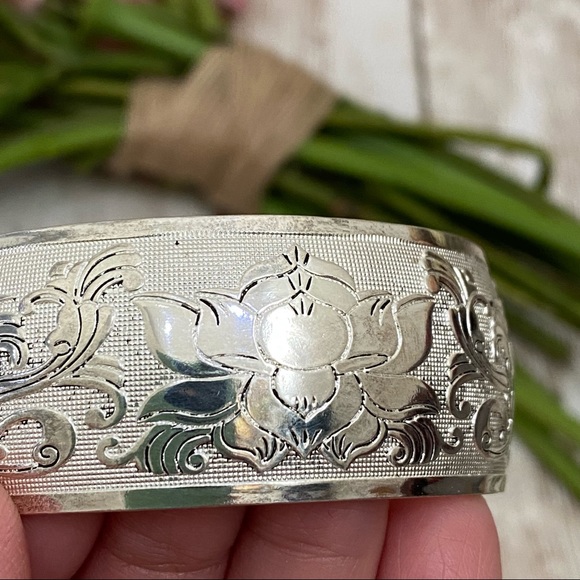 Unsigned Silver-tone Ornate Lotus Flower Peacock 1.25” Open Cuff Bangle Bracelet - Picture 10 of 12
